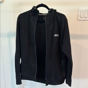 2xu Black Performance Jacket with Sleek Design and Hood